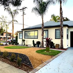 Spacious, Private, Modern 4 Bedroom House Game Holiday home Glendale