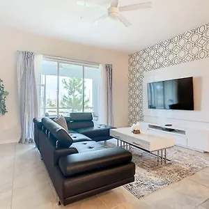 Holiday home Dazzling Thematic 2br With Game, Davenport