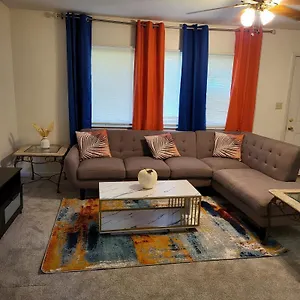 3 Bedrooms 2 Bathrooms, Free Driveway Parking, 2 Min To Ohio State Univrrsity, Ac, Free Wi-fi, Washer And Dryer, Expocenter, Bus Stop, Shuttle, Riverside Methodist Hospital Apartment Columbus